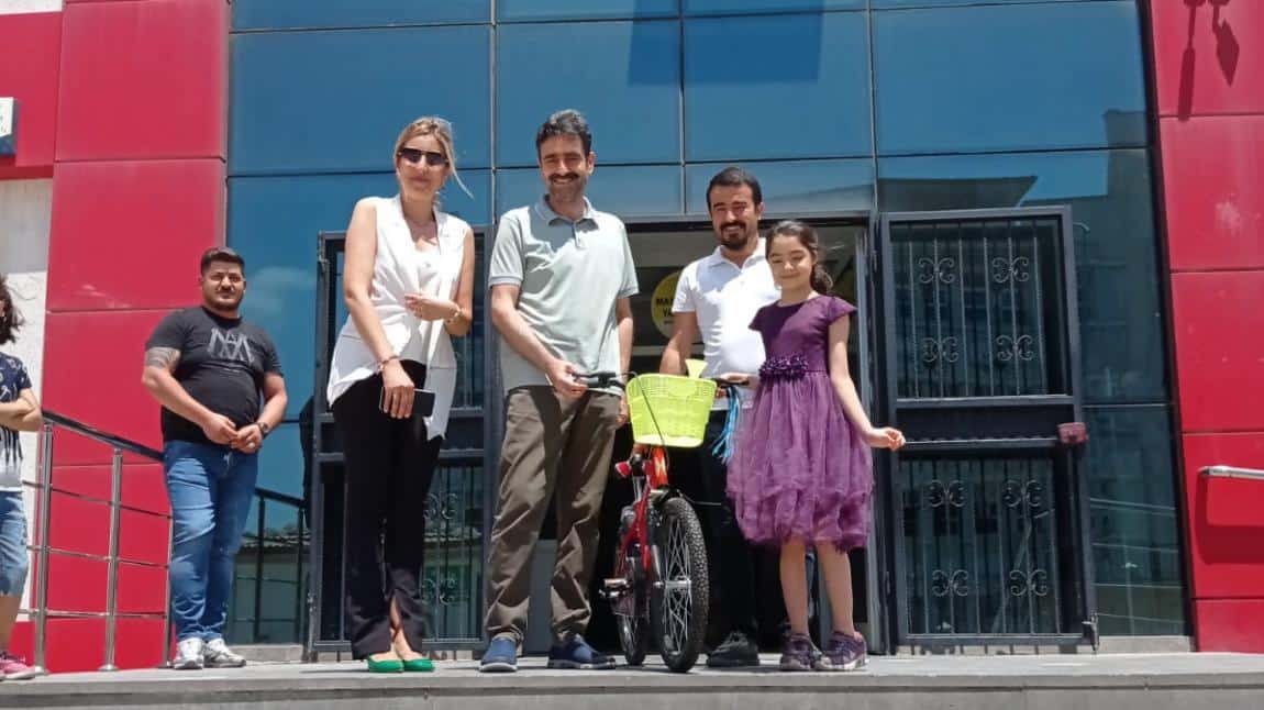 Okul Meclisimizin seçtiği en iyi okul kurallarına uyan kişi olarak seçilen Ece ŞAHİN ve Yunus KARAOĞLU 'na bisiklet hediyelerini takdim ettik.